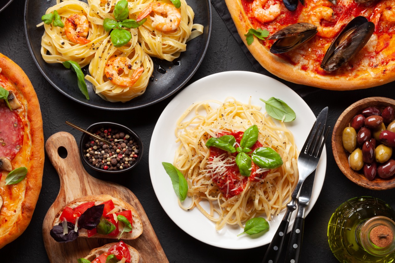 Italienische Küche. Pasta, Pizza, Oliven und Antipasto-Toasts.