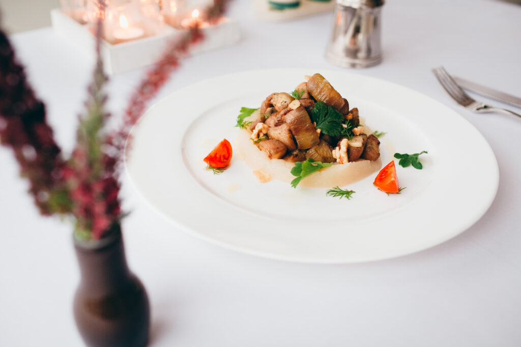 Rucola, Rüben- und Käsesalat mit frischem Radicchio und Walnüssen