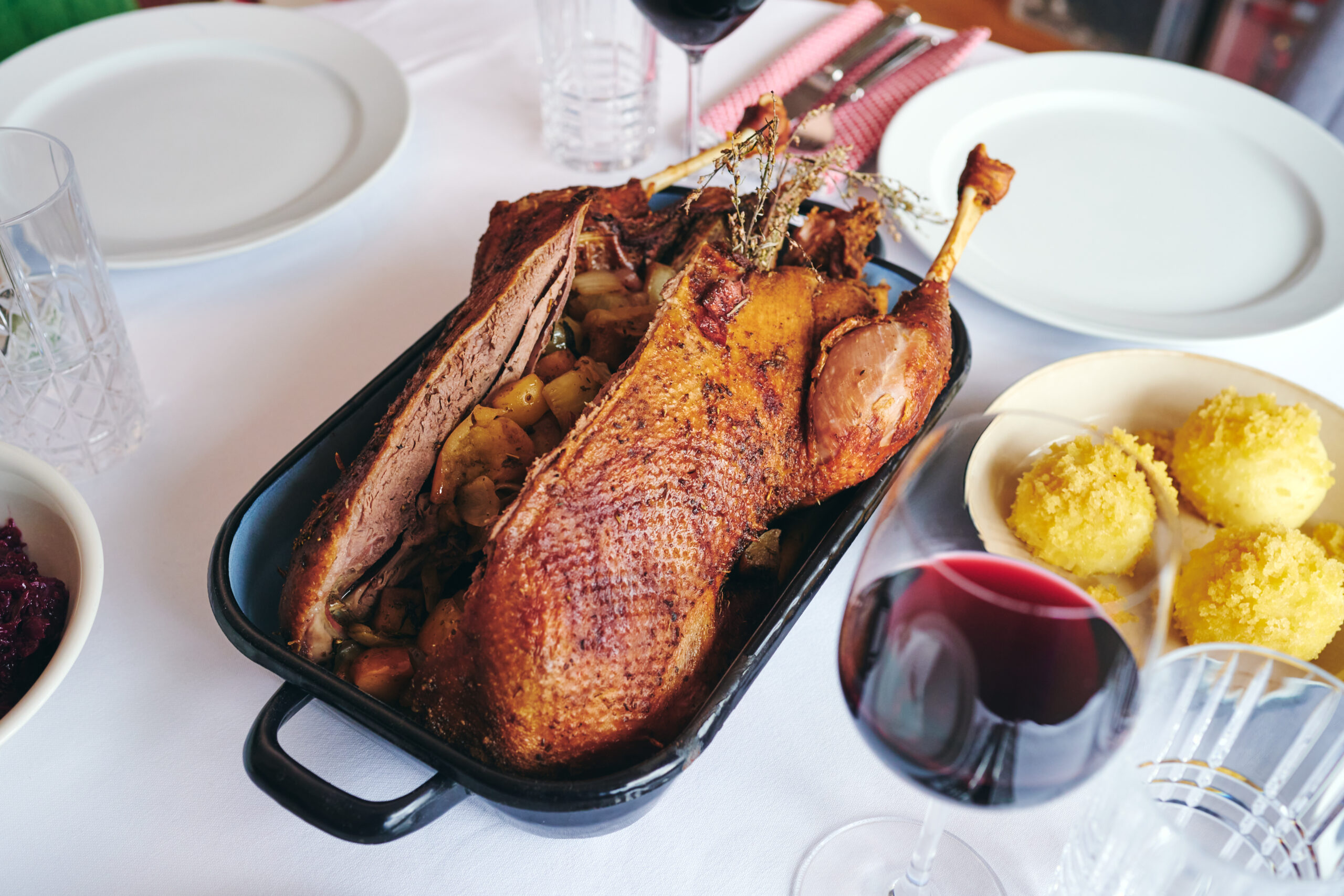 Martinsgans im Alten Haferkasten in Neu-Isenburg mit klassischer Beilage und festlich gedecktem Tisch"